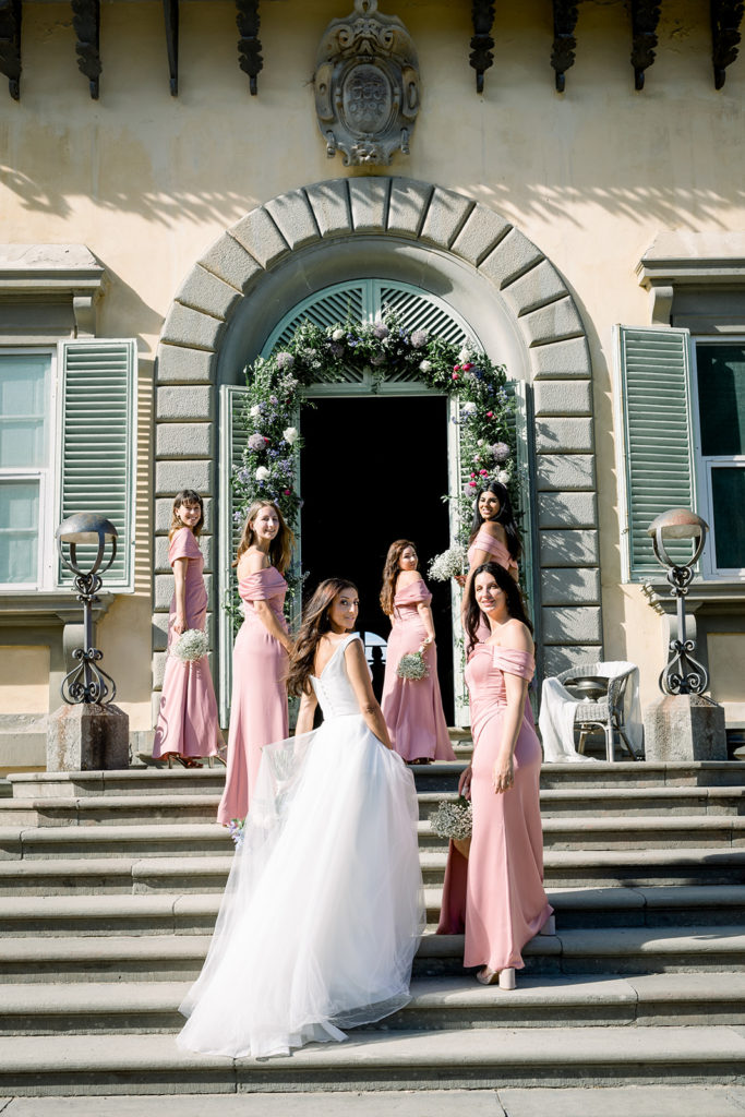 Bride and bridesmaids in front of the villa